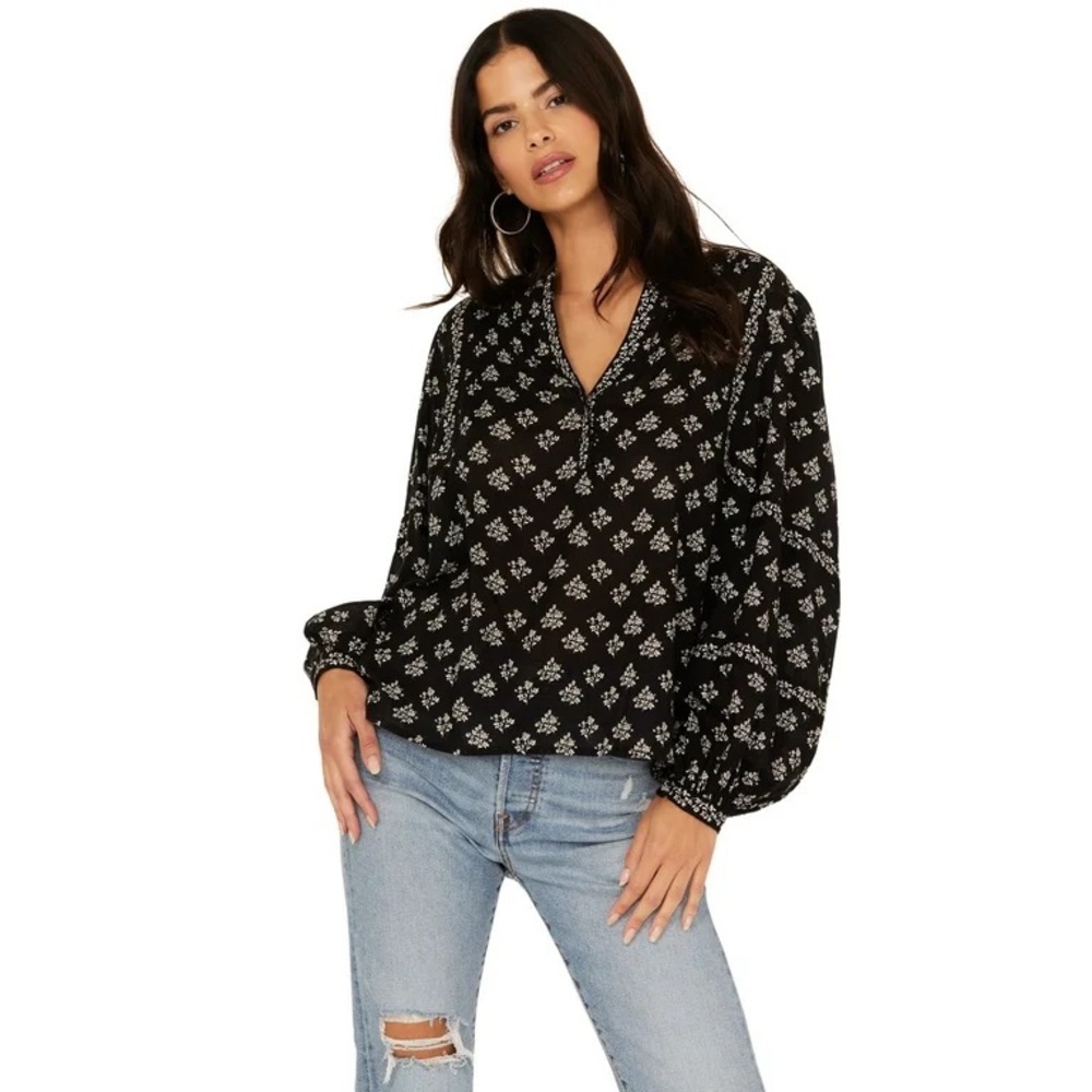 AQUA FH black ecru Size small floral boho blouse